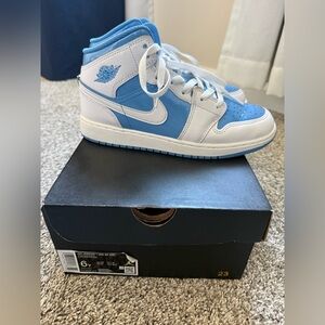 Boys grade school Nike Air Jordan 1 mid legend blue sz 6Y